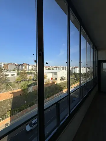 Uzun balkonda ısıcam uygulama