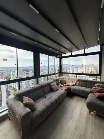 Pergola altında oturma grubu, şehir manzarası
