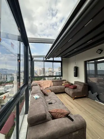 Pergola ve cam yan kapama ile kapalı teras