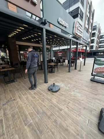 Kafe terasında pergola ve masalar