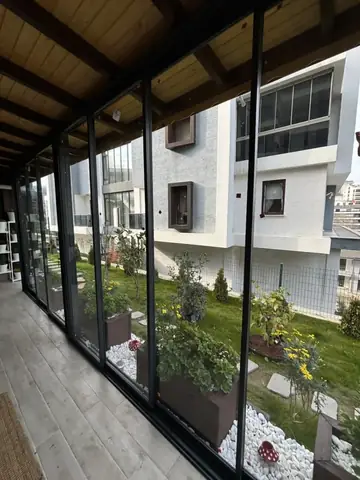 Sürme cam balkon, bahçeli villa terası