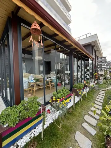 Sürme cam balkon, çiçeklikli bahçe terası